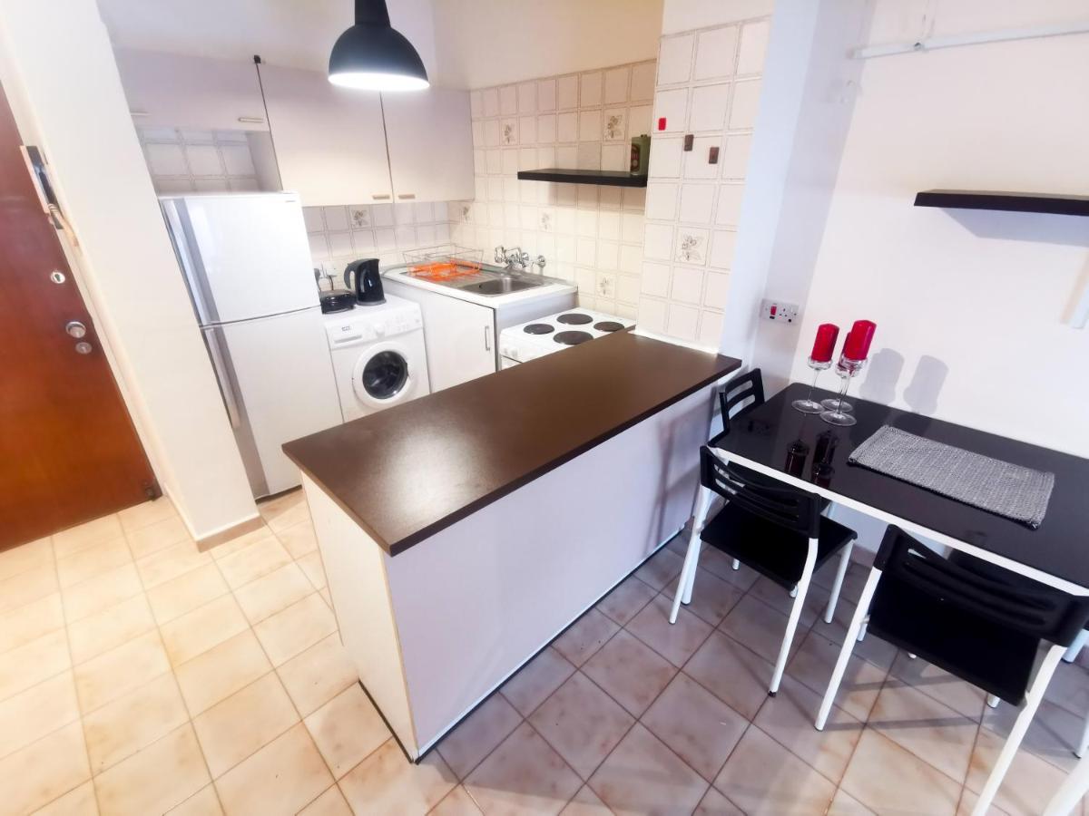 Flirty Flamingo Seaview Seafront Apartment Larnaca Buitenkant foto