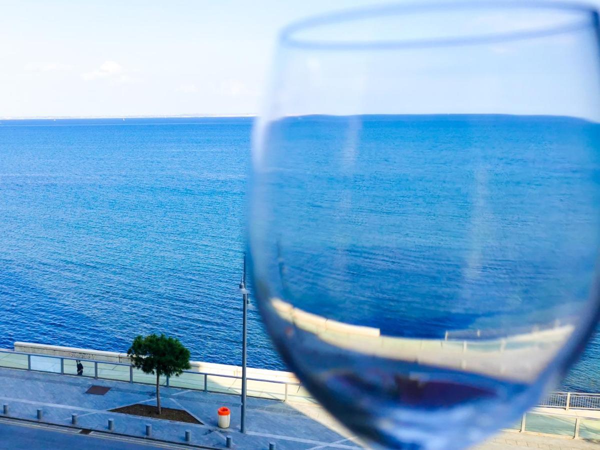 Flirty Flamingo Seaview Seafront Apartment Larnaca Buitenkant foto