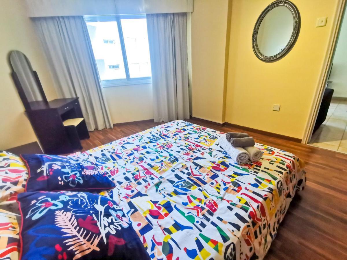 Flirty Flamingo Seaview Seafront Apartment Larnaca Buitenkant foto